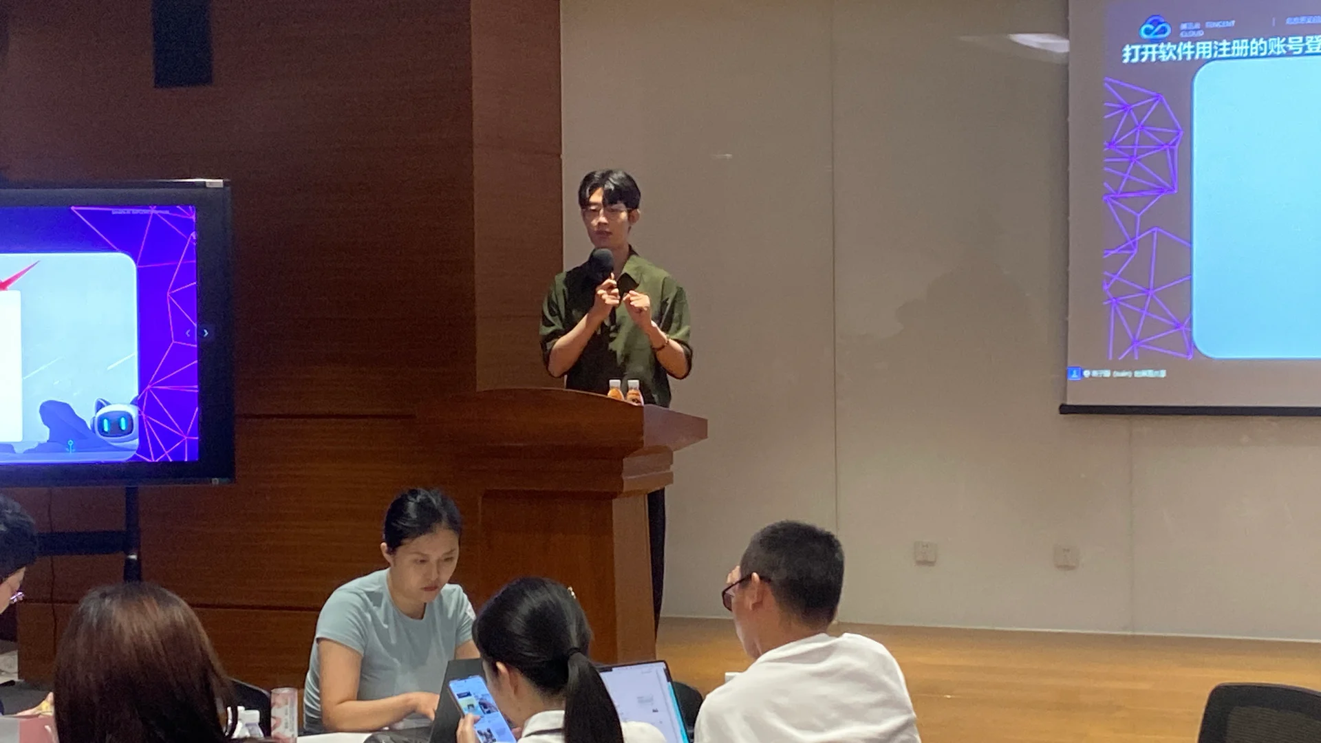 子轩学长在企业AI数字员工闭门会现场分享